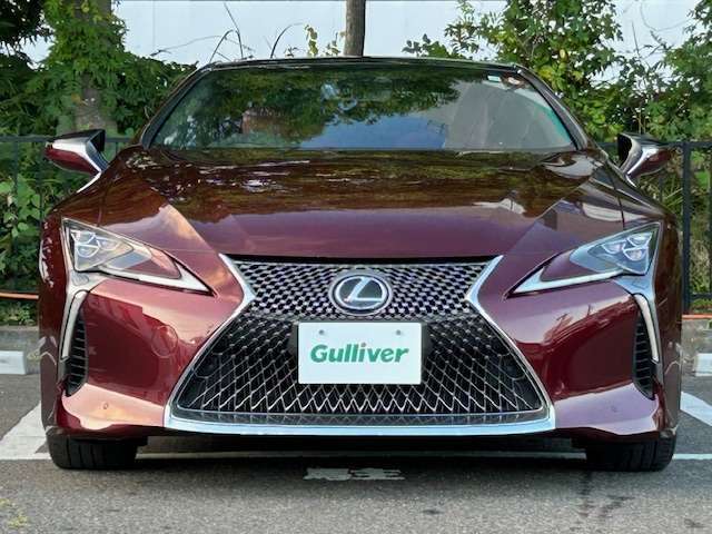 お車を前から見るとこのような感じです。ヘッドライトの形やグリル等顔つきを確認できます。