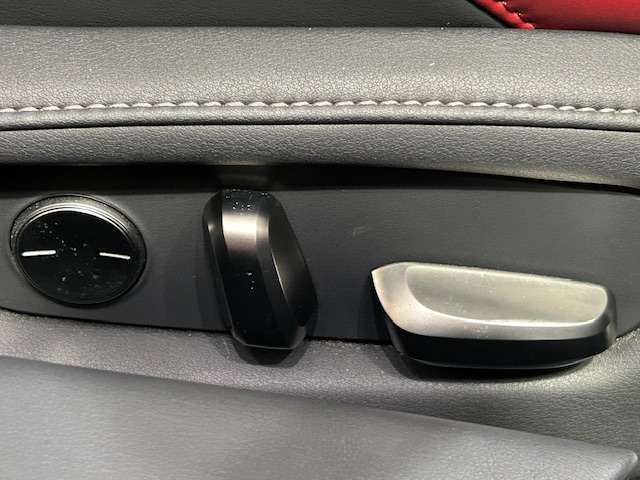 運転席のシートはきれいでゆったりしています。ゆったりとした空間で座り心地の良い椅子です。