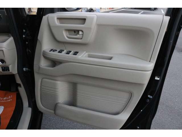 パワーウィンドウ部分になります！各席にあり運転席では全座席の窓を操作可能です！空気の入れ替えも楽々！！