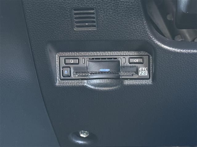 【ETC】有料道路を利用する際に料金所で停止することなく通過できる、ETC車載器（ノンストップ自動料金収受システム機器）が装備されています。セットアップを行うことで利用可能になります。