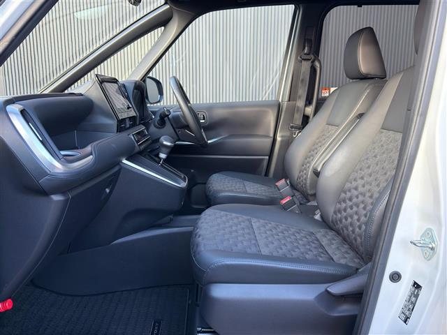 【フロアマット】車内を綺麗に保つのには必須のアイテムです。当店ではフカフカな新品マットも絶賛取り扱い中！ぜひご相談くださいませ。