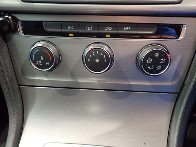 2ゾーンフルオートエアコンを装備。運転席と助手席、それぞれ独立して温度の設定ができます。