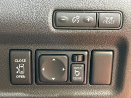 【パワースライドドア】スマートキーや運転席のスイッチでスライドドアの開閉が可能♪電動だから力を入れてドアを開ける必要が無く、小さいお子様でも、重い荷物を持っている時もラクに開け閉めできます♪