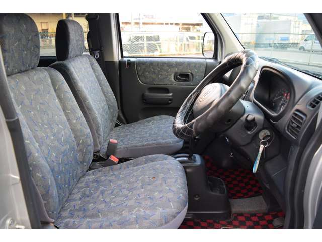 身体をしっかりとサポートするフロントシート。長時間のドライブでも苦になりません！