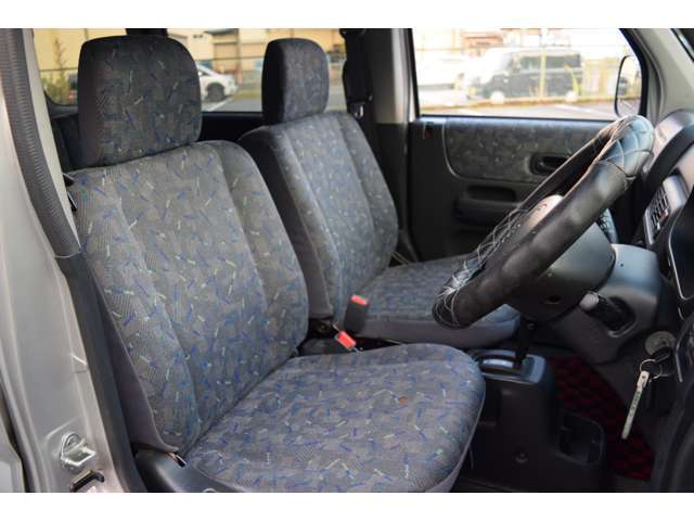 【雨の日も大丈夫】雨の日に傘をさしながら中古車選びは嫌ですよね。当店なら安心。電話予約をいただければ屋根下へ移動しておきます。雨でもじっくりご覧いただけます。