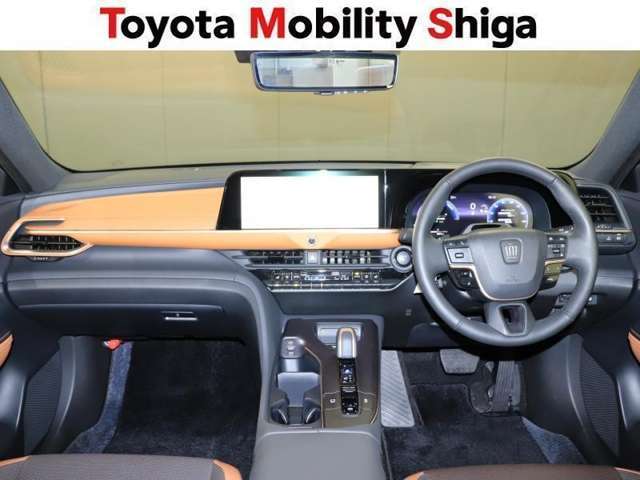 先進的かつ機能的なコックピットです。安全確認がしやすく、運転に集中できる構成になっています。