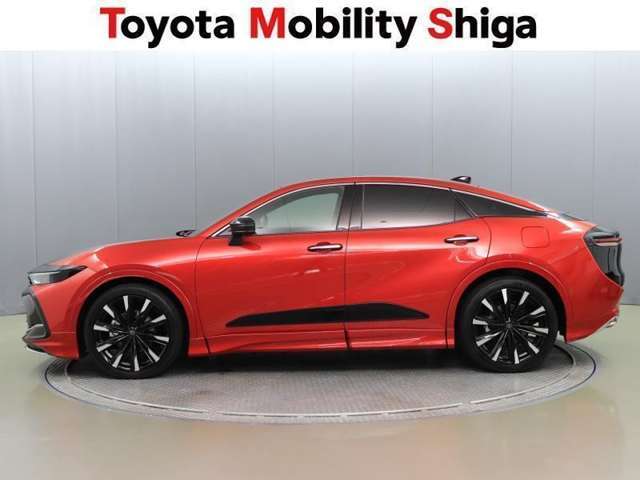 クラウンらしい、どっしりとした直進安定性を備え、意のままの走りと上質な乗り心地を提供します。
