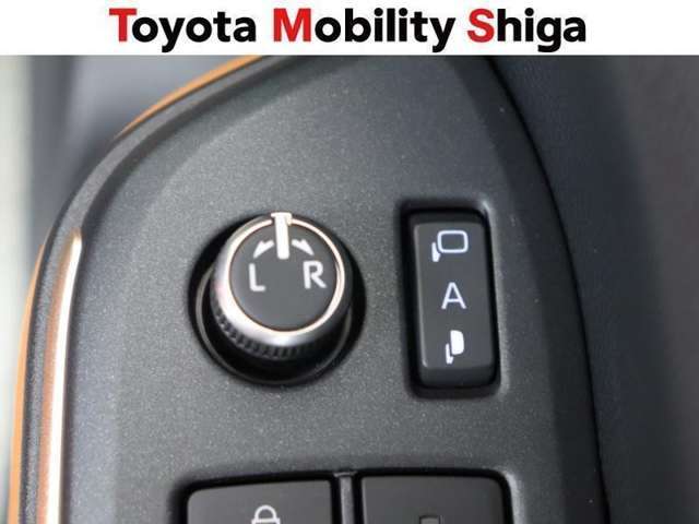 ドアの施錠・解錠と連動してドアミラーが開閉します。鍵の閉め忘れの確認にとても便利です♪