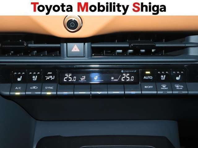運転席と助手席に加えて後席でもお好みに合わせて温度設定が行えるフルオートエアコンです！