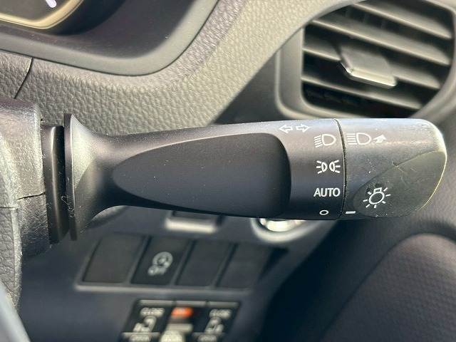 【オートライト】を搭載しております。トンネル走行時や暗くなると自動でヘッドライトが点灯します。