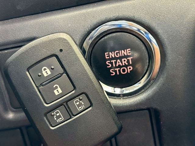 【スマートエントリー＆プッシュスタートシステム】キーをポケットに入れたままでドアの開錠・施錠、エンジン始動が可能です。