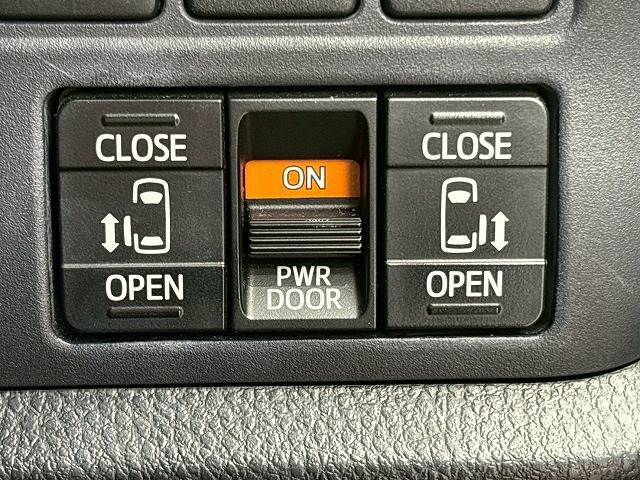【両側パワースライドドア】運転席よりボタンひとつで開閉可能なスライドドアです。雨の日のお迎えの時など役立ちますね。