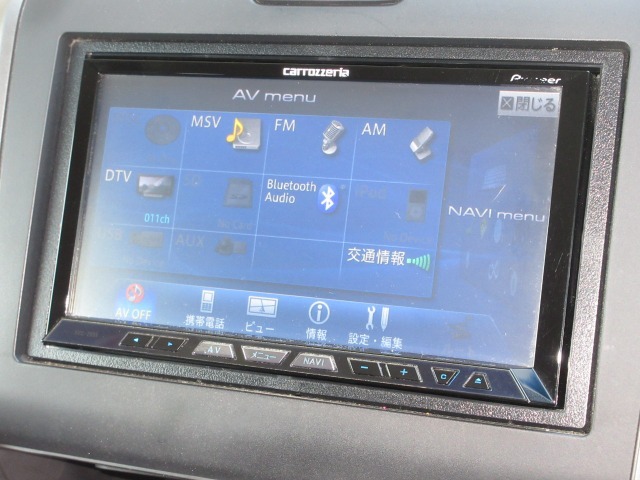 ナビゲーションはパイオニアHDDナビ（AVIC-ZH99）を装着しております。AM、FM、CD、DVD再生、ワンセグTV、音楽録音再生がご使用いただけます。初めて訪れた場所でも安心ですね！