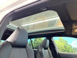 【ガラスルーフ】ガラスルーフ搭載で車内の解放感が一気にアップ！開放的なドライブをお楽しみいただけます。