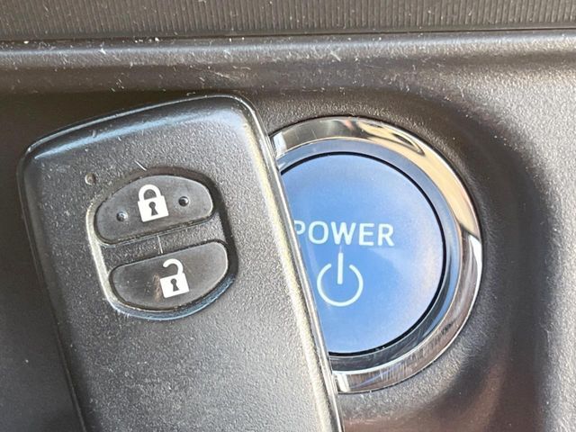 【スマートキー】カバンやポケットに入れたままでもドアの施錠・解錠が可能なスマートキーを装備。エンジンのオン・オフ時もカギを取り出す必要が無いからとっても便利です♪