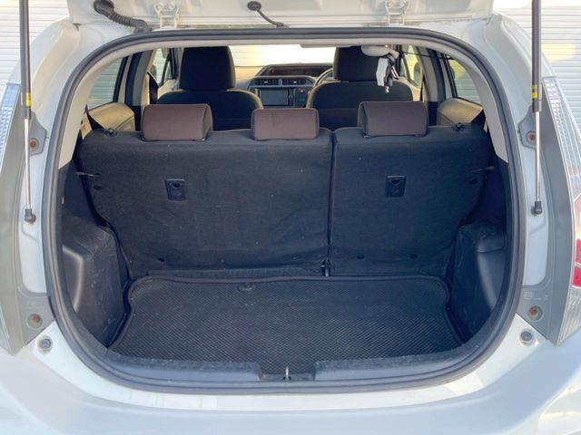 普段のお買い物や通勤、送迎等に十分な荷室スペースを確保しております。セカンドシートを倒すと、大きな荷物の積載も可能です♪