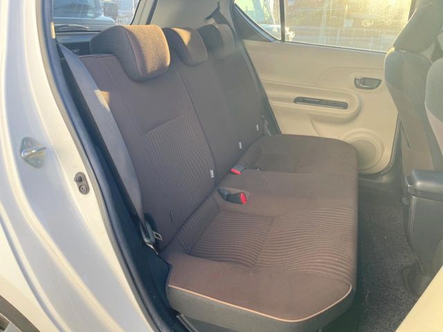 後部座席も気になるようなキズ・汚れやへたり等、大きなダメージはなく、良好な状態です。