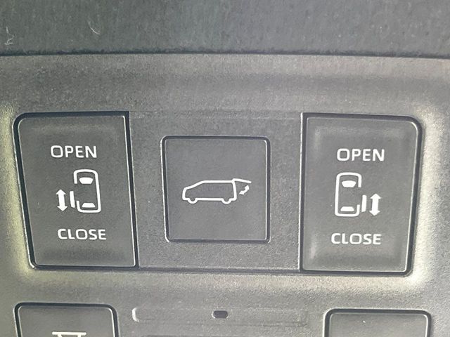 【両側パワースライドドア】スマートキーや運転席のスイッチで後席両側スライドドアの開閉が可能♪電動だから力を入れてドアを開ける必要が無く、小さなお子様でも簡単に開け閉めでき快適です♪