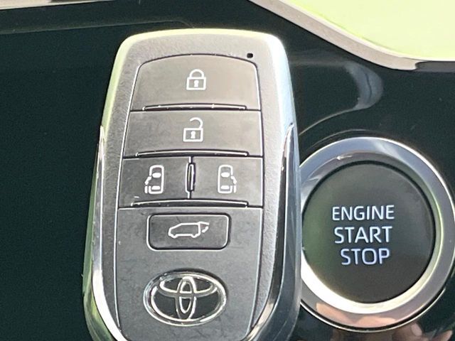 パワーバックドア】スマートキーや運転席のボタンを押すだけでリアゲートが自動で開閉します！荷物を持っている時や、高い位置にあるバックドアを閉める際に便利な機能です♪