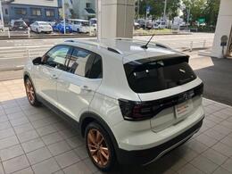 ダークインテッドガラス（プライバシーガラス）装着車です。
