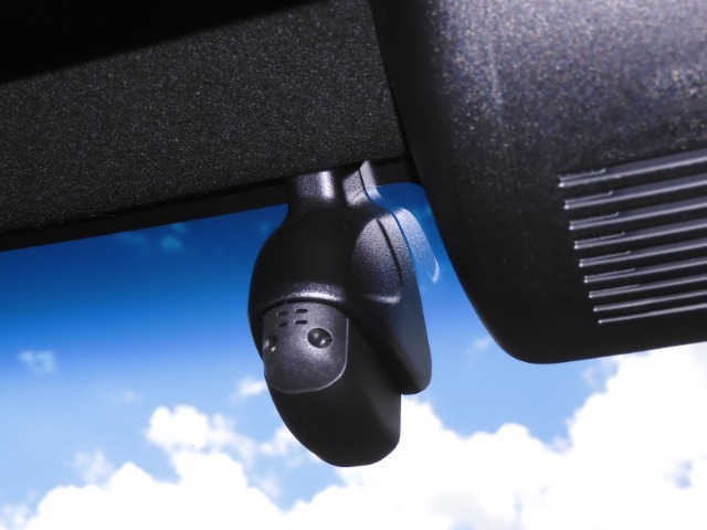 ◆ドライブレコーダー◆映像・音声などを記録する自動車用の装置です。　もしもの事故の際の記録はもちろん、旅行の際の思い出としてドライブの映像を楽しむことができます。
