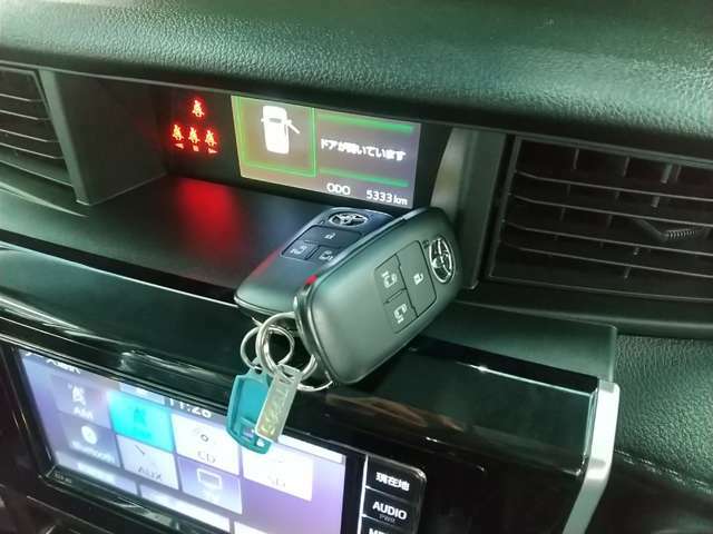 ★キーフリーシステム★電子カードキーを携帯していれば、運転席ドアハンドルのリクエストスイッチを押すだけでドアの施錠と解錠が行えます☆電子カードキーがあればキーを挿さずにエンジンの始動もできます★