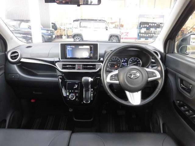 ナビ、バックカメラ付いています。