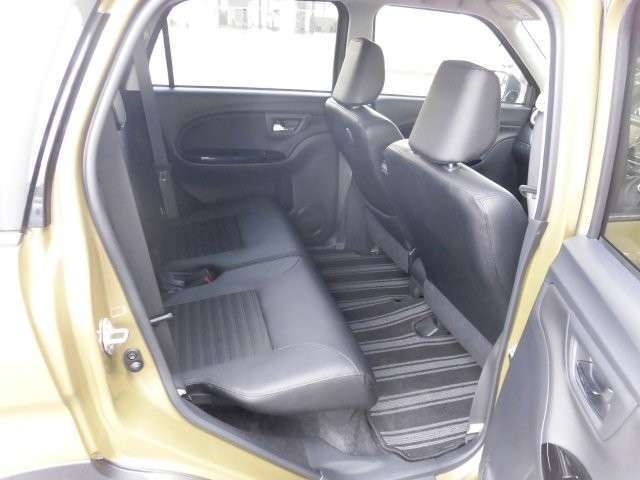 後席も足元広々！