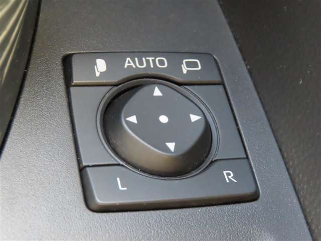 こちらのRAV4はオートミラー付き！うっかり閉じ忘れの無いように、鍵を閉めるとミラーも閉じ、エンジン掛ければミラーが開きます！あると便利なんです♪