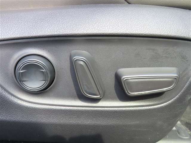 運転する時はドライビングポジションが気になりますよね。パワーシートで座席位置の微調整もしっかりできます。高級感がある装備としても人気があります。