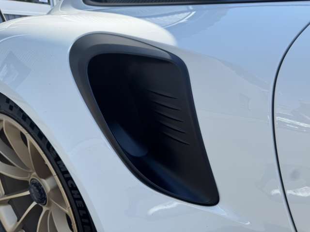 520ps/8250rpm　47.9kgm/6000rpm　PCCB（ポルシェ・セラミック・コンポジット・ブレーキ）　フロントアクスルリフト　リヤアクスルステアリング　クラブスポーツパッケージ非装備　カーボンセンターコンソール