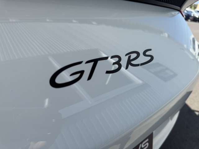 520ps/8250rpm　47.9kgm/6000rpm　PCCB（ポルシェ・セラミック・コンポジット・ブレーキ）　フロントアクスルリフト　リヤアクスルステアリング　クラブスポーツパッケージ非装備　カーボンセンターコンソール