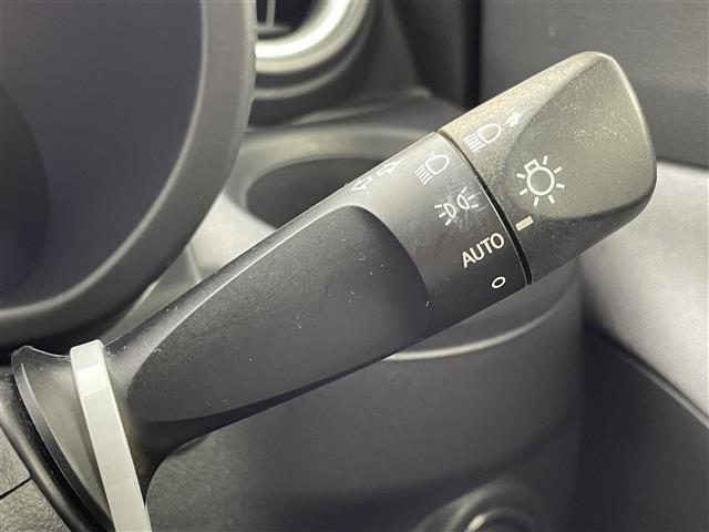 【オートライト（AUTO）】外の明るさをシステムが感知して、自動でヘッドライトが点灯します！ヘッドライトをつけ忘れを防ぐ便利機能です。