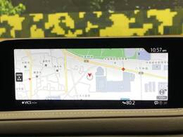 【8.8インチマツダコネクト】車内の雰囲気にマッチした大型のディスプレイ。スマホ接続でのナビ使用やBluetooth再生等、様々な機能が楽しめます。直感的なダイヤル操作が可能で、使い勝手も良好です。