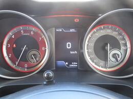 大きなスピードメーターがあり、夜間には程よい照明で視認性も良好です！