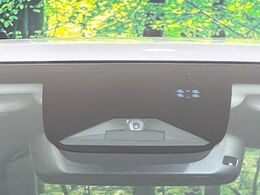 【ホンダセンシング】走行中に前方の車両等を認識し、衝突しそうな時は警報とブレーキで衝突回避と被害軽減をアシスト。より安全にドライブをお楽しみいただけます。