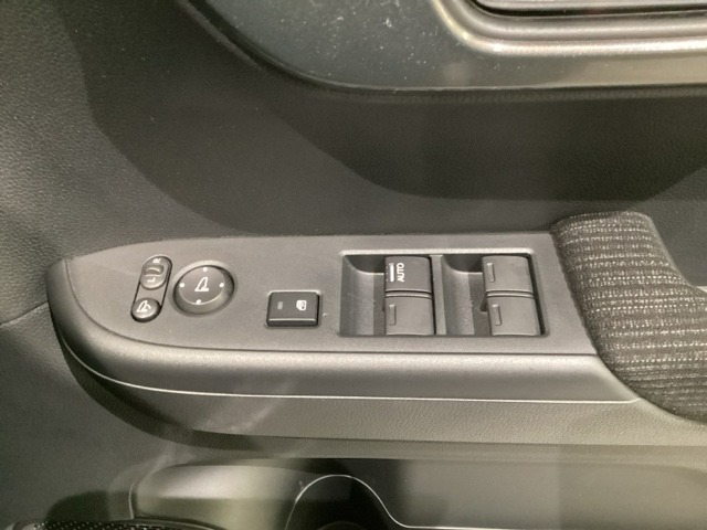 電動格納付きパワーミラーの操作スイッチがついています。左右のサイドミラーの角度調節も微調整ができて便利です。パワーウインドウは運転席でドア4枚とも上下の操作ができるようになっています。