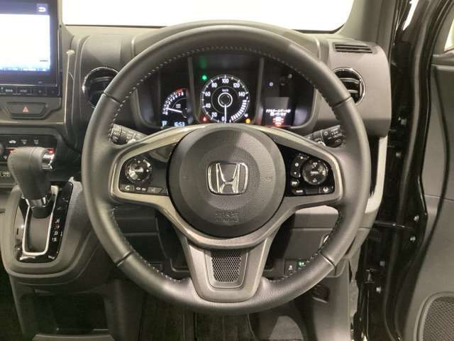 ハンドルにHondaセンシング系のクルーズコントロールやレーンキープアシストなどのスイッチと、オーディオの操作スイッチが装備されています。ハンドルから手を離さず安全に操作できます。