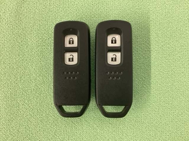 スマートキーを装備しています。鍵を差し込むことなくドアロックの開け閉めと、スタートボタン操作でのエンジンスタートができます。スペアキーも同じものを用意しております。