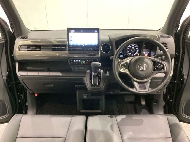 車内は光触媒抗菌消臭施工済です。インパネ周りはスタイリッシュなデザインで機能や装備も充実しています。グローブボックスやカップホルダーのほかにトレーなどたくさんの収納スペースが付いています。