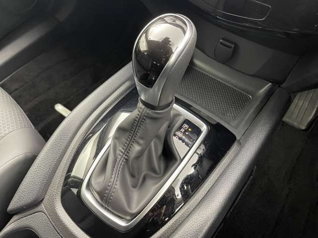 【シフトレバー】シフトも操作しやすく快適なドライブを楽しんでいただけます！