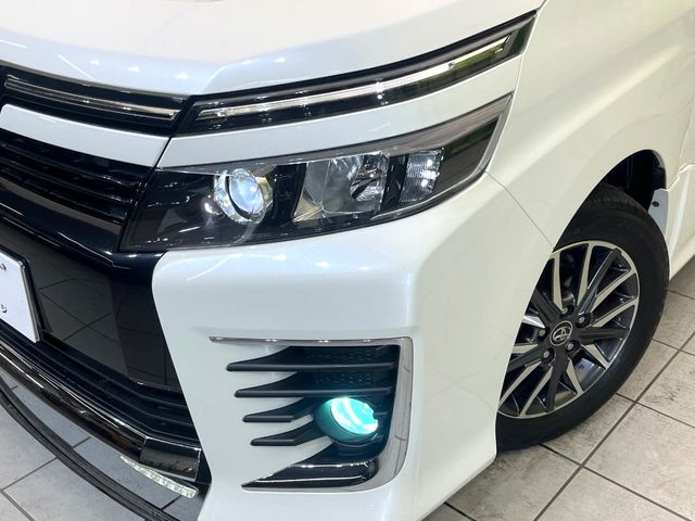 【LEDヘッドライト】悪天候や夜間走行時も良好な視界を確保し安心して運転できる高輝度LEDヘッドライトを装備！点灯速度が早く、消費電力も抑えられています。