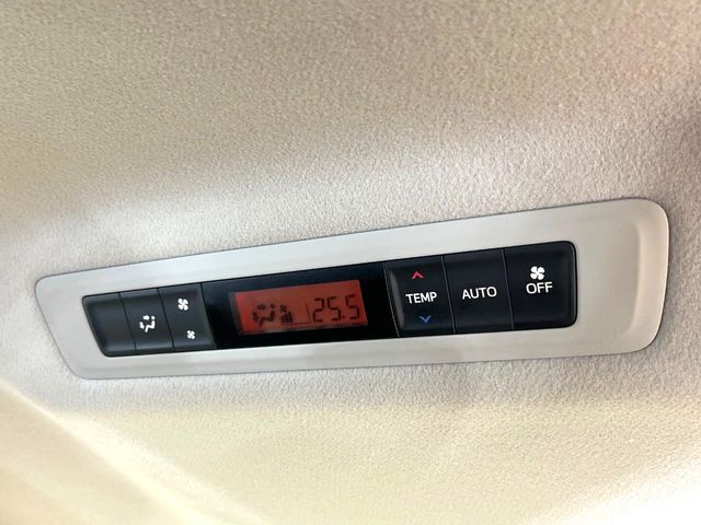 【リアオートエアコン】広い後部座席には必須の機能！風量や温度を自動で調整し前席と同様な車内環境にしてくれるリアオートエアコンを装備。夏の暑さも冬の寒さもストレスなく快適にお過ごしいただけます♪