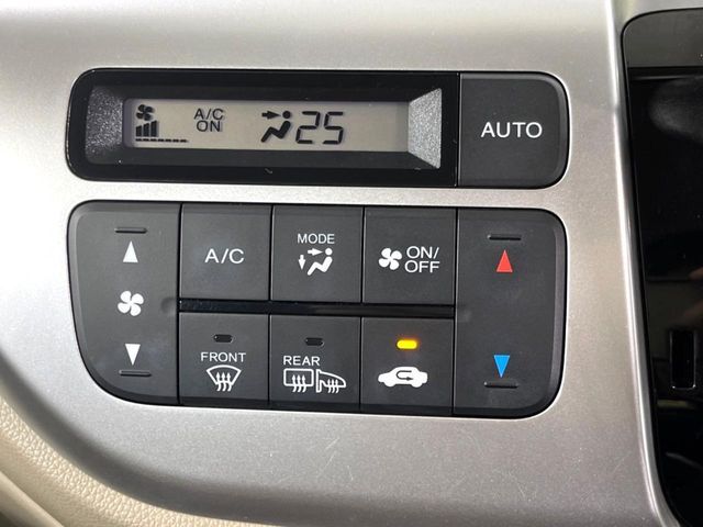 【オートエアコン】一度お好みの温度に設定すれば、車内の温度を検知し風量や温度を自動で調整。暑い…寒い…と何度もスイッチ操作をする必要はありません。快適な車内空間には必須の機能ですね♪