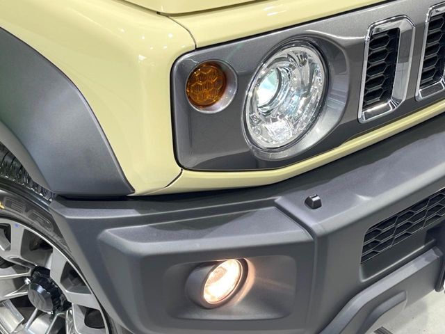 【LEDヘッドライト】悪天候や夜間走行時も良好な視界を確保し安心して運転できる高輝度LEDヘッドライトを装備！点灯速度が早く、消費電力も抑えられています。