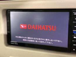 【純正ナビ】人気の純正ナビを装備しております。ナビの使いやすさはもちろん、オーディオ機能も充実！キャンプや旅行はもちろん、通勤や買い物など普段のドライブも楽しくなるはず♪