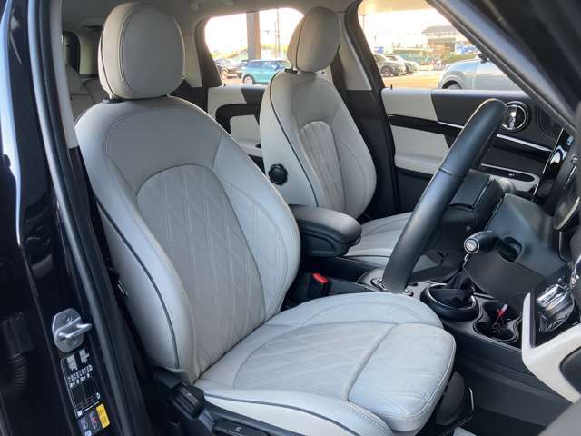 グレーレザーのシートです