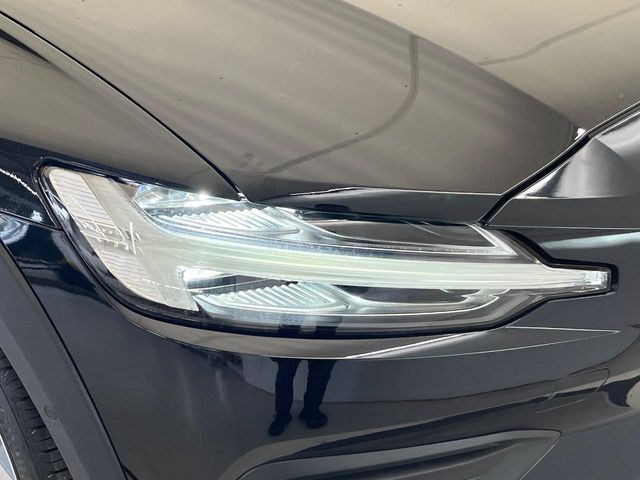 【LEDヘッドライト】悪天候や夜間走行時も良好な視界を確保し、安心して運転できる高輝度LEDヘッドライト！北欧神話に登場する「トールハンマー」をモチーフにした、一目でボルボとわかるデザインです。