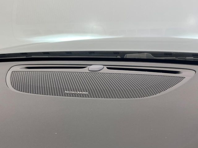 【harman　kardon】ハーマンカードンのHi-Fiスペシャリストと共に、モデル別に開発・設計された専用チューニングが臨場感溢れる音響空間を実現しています。