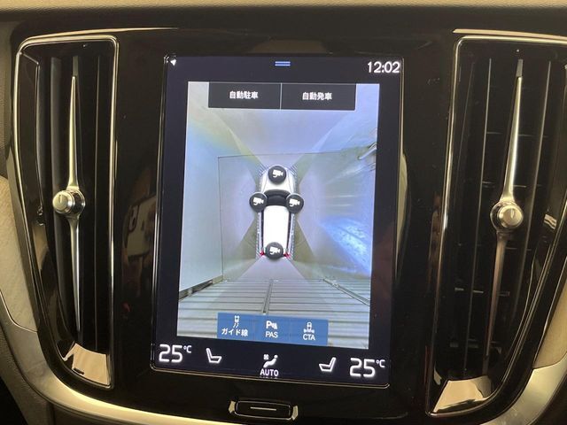 【360°ビューカメラ】4台の高解像度カメラで360度の鳥瞰図を表示。隣の車や壁、死角にある障害物などを画面で確認できるため、狭いスペースでの駐車・出入りも安心です。